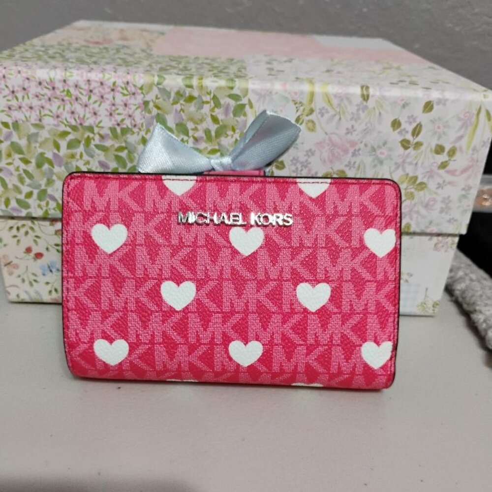 Michael Kors MK Jet Set Travel Hibiscus Pink Heart Bifold Wallet NWT